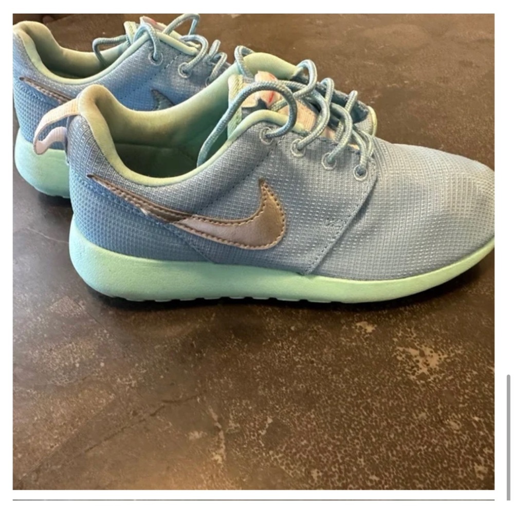 Junior size (5.5y) Nike Blue/MintGreen Roshe.